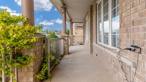 House | 3 bedrooms - Brampton Retreat Quiet 2BR Residential Area (Brampton)