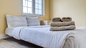 House | 3 bedrooms - Brampton Retreat Quiet 2BR Residential Area (Brampton)