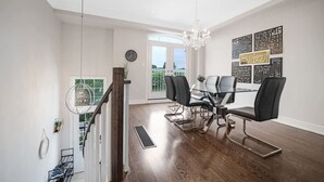 House - Family-friendly 3BR Mississauga Home w Parking (Mississauga)