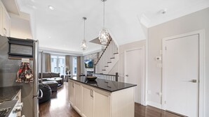 House - Family-friendly 3BR Mississauga Home w Parking (Mississauga)