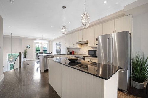 Family-friendly 3BR Mississauga Home w Parking