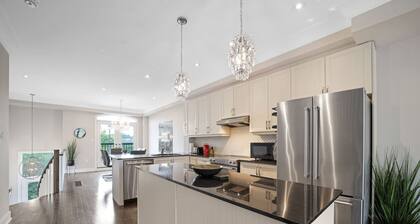 Family-friendly 3BR Mississauga Home w Parking