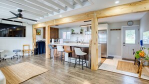 Apartment - Waterfront Cottage w Swim Spa BBQ Close to Skiing (Quinte West)