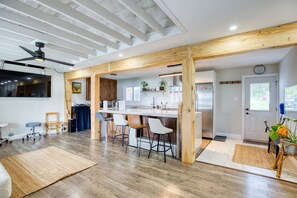 Apartment | 3 bedrooms - Waterfront Cottage w Swim Spa BBQ Close to Skiing (Quinte West)