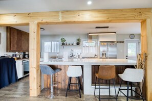 Apartment | 3 bedrooms - Waterfront Cottage w Swim Spa BBQ Close to Skiing (Quinte West)