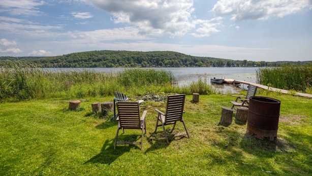 Apartment - Waterfront Cottage w Swim Spa BBQ Close to Skiing (Quinte West)
