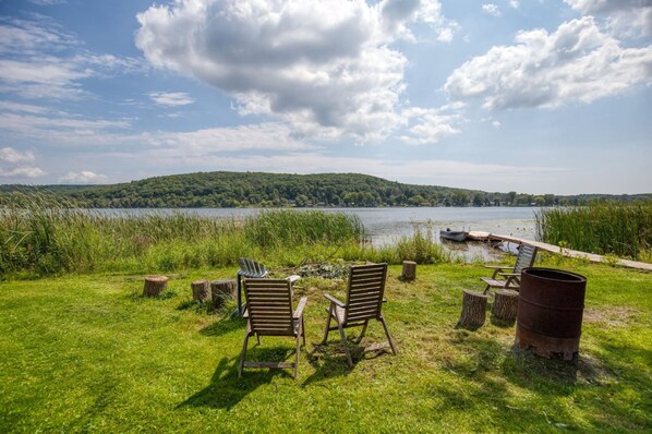 Apartment | 3 bedrooms - Waterfront Cottage w Swim Spa BBQ Close to Skiing (Quinte West)