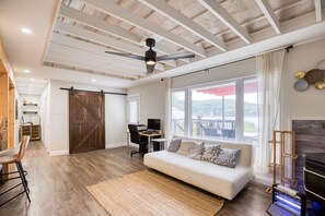 Apartment | 3 bedrooms - Waterfront Cottage w Swim Spa BBQ Close to Skiing (Quinte West)