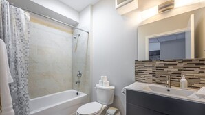 House | 1 bedroom - Peaceful 1BR Oasis Near Niagara Falls Attractions (Niagara Falls)