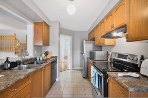 House - Spacious Whitby Haven 3BR Home Parking (Whitby)