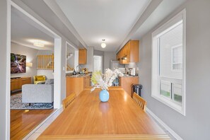 House | 3 bedrooms - Spacious Whitby Haven 3BR Home Parking (Whitby)