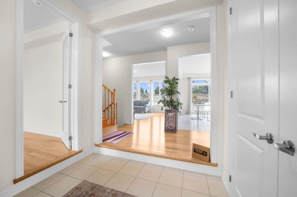 House | 5 bedrooms - Prime Peterborough 5BR Newly Renovated Home (Otonabee-South Monaghan)