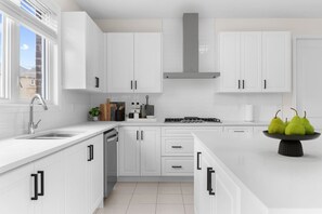 House | 5 bedrooms - Prime Peterborough 5BR Newly Renovated Home (Otonabee-South Monaghan)