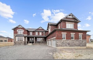 House | 5 bedrooms - Prime Peterborough 5BR Newly Renovated Home (Otonabee-South Monaghan)