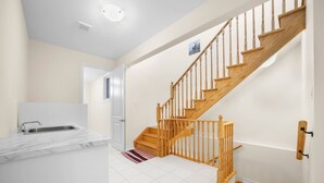 House - Chic 2BR House Newly Renovated Central Spot (Otonabee-South Monaghan)