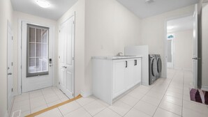 House - Chic 2BR House Newly Renovated Central Spot (Otonabee-South Monaghan)