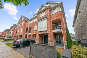 House - Chic 2BR House Newly Renovated Central Spot (Ajax)