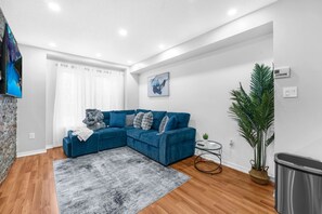 House - Chic 2BR House Newly Renovated Central Spot (Ajax)