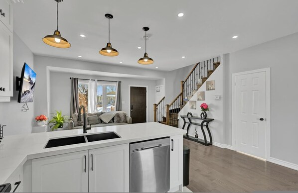 House | 3 bedrooms - Modern Cozy 3BR Home in Oshawa (Oshawa)