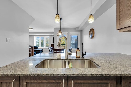 Cozy 3BR Home Parking Near Kitchener Attractions