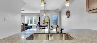 Cozy 3BR Home Parking Near Kitchener Attractions