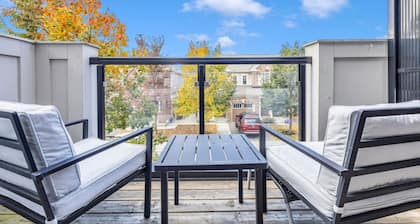 Cozy 3BR Home Parking Near Kitchener Attractions