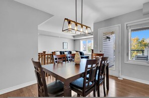 House - Cozy 3BR Home Parking Near Kitchener Attractions (Kitchener)