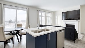 House | 4 bedrooms - Spacious Brand New 4-bed Retreat in Quinte West (Quinte West)