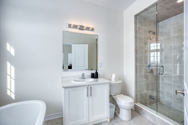 Room - Spacious Brand New 4-bed Retreat in Quinte West (Quinte West)