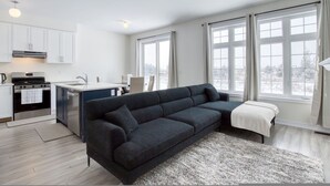House | 4 bedrooms - Spacious Brand New 4-bed Retreat in Quinte West (Quinte West)