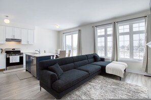 4 bedrooms - Spacious Brand New 4-bed Retreat in Quinte West (Quinte West)