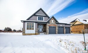 Room - Spacious Brand New 4-bed Retreat in Quinte West (Quinte West)
