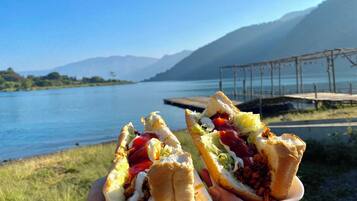 Dos sándwiches sobre un lago pintoresco con montañas al fondo.