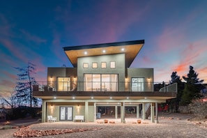 A modern two-story house with a flat roof, large windows, and a covered patio area. - Moondance Redrock Terrace Sedona (Sedona)