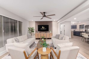 3 bedrooms, desk, Internet - NEW The Mesquite Retreat on Oak Entertainers Oasis (Scottsdale)