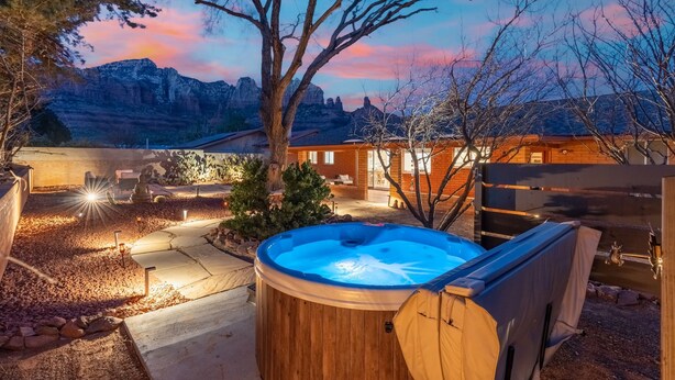 A wooden hot tub in a backyard with a view of mountains and a sunset. - NEW Redrock Experience Views Firepit Hottub (Sedona)