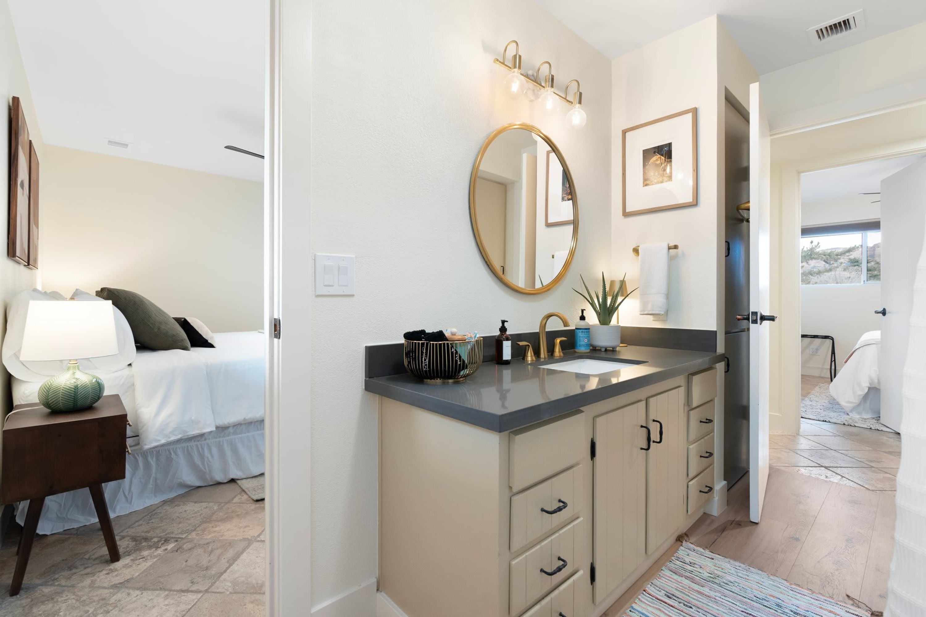 Une salle de bain moderne avec un grand miroir, un lavabo et un meuble-lavabo.