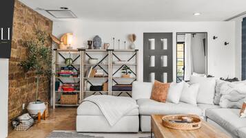 House | 4 bedrooms, desk, Internet