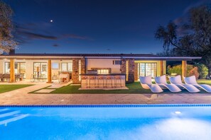 House | 4 bedrooms, desk, Internet