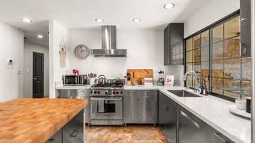 House | 4 bedrooms, desk, Internet