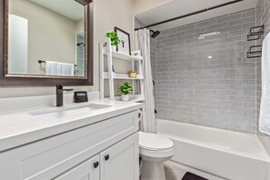 House | 2 bedrooms, desk, Internet