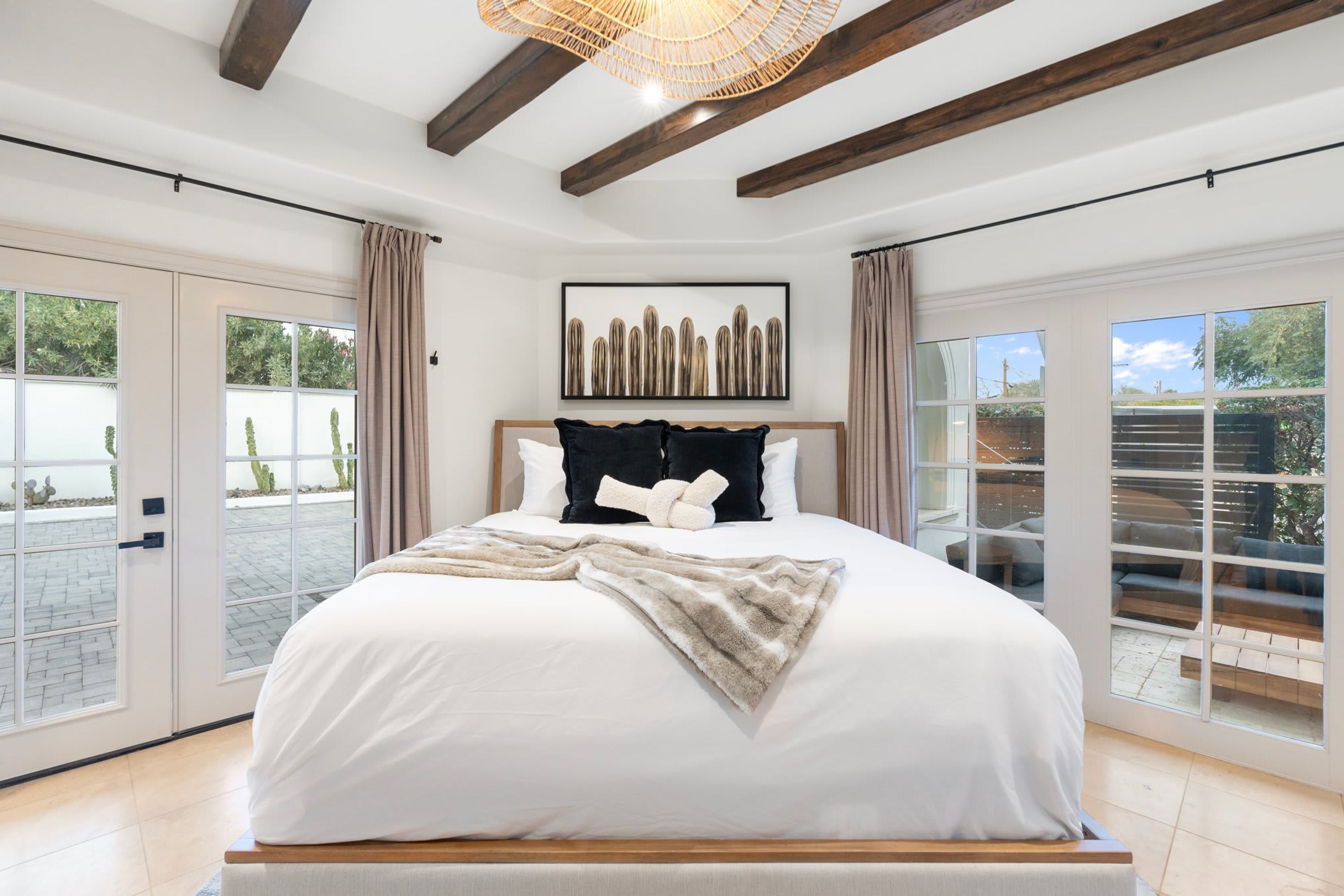 4 bedrooms, desk, Internet