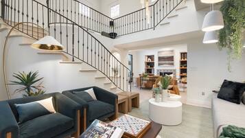 4 bedrooms, desk, Internet