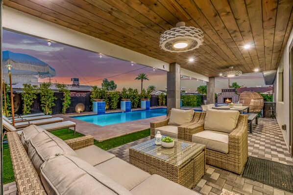 House | 4 bedrooms, Internet - NEW The Kensington Custom Pool Al-fresco Living (Scottsdale)