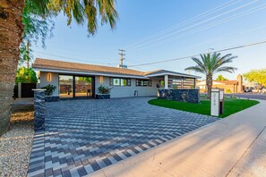 4 bedrooms, Internet - NEW The Kensington Custom Pool Al-fresco Living (Scottsdale)