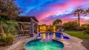 A swimming pool with a hot tub, surrounded by stone tiles and a pergola. - NEW Parkwood Retreat w Pool Spa Kierland (Scottsdale)