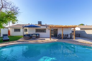 A backyard with a swimming pool, patio furniture, and a pergola. - Villa on Virginia 2 Masters Pool Hottub Sleeps 10 (Scottsdale)