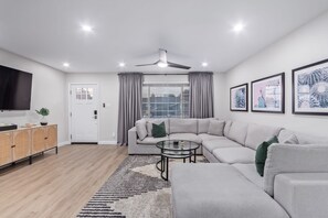 House | 4 bedrooms, Internet - Villa on Virginia 2 Masters Pool Hottub Sleeps 10 (Scottsdale)