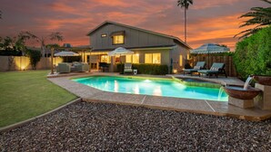 A modern house with a swimming pool, outdoor seating, and a well-maintained garden. - Spanish Wells Retreat Free Pool Heat Spa BBQ (Scottsdale)