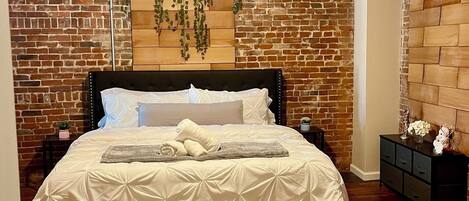 2 makuuhuonetta, työpöytä, silitysrauta/-lauta, ilmainen Wi-Fi